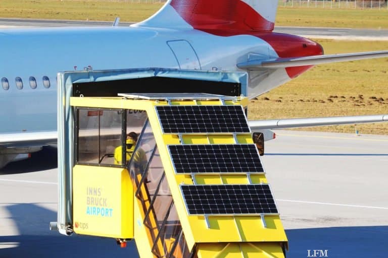 Fluggasttreppe macht ihren eigenen Strom