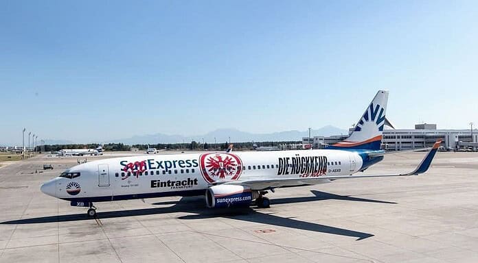 Boeing 737-800 NG fliegt die Eintracht mit Adler