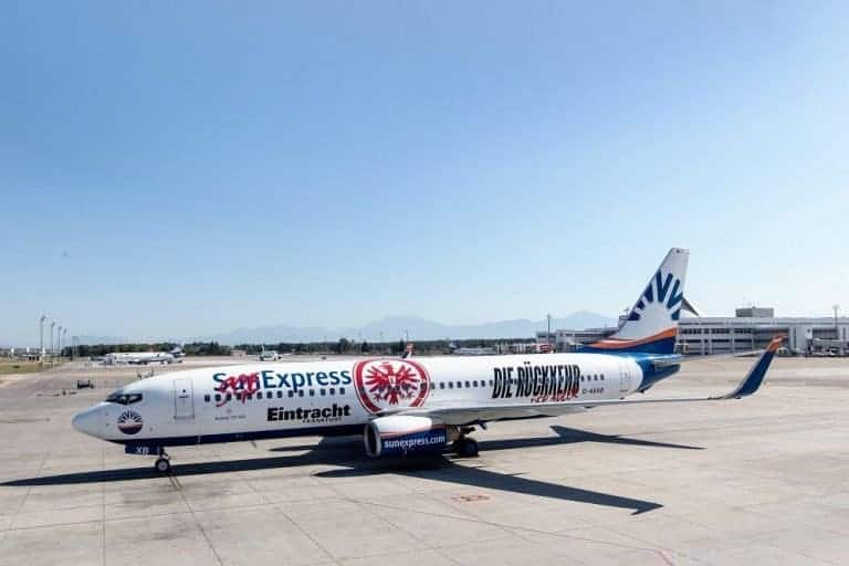 Boeing 737-800 NG fliegt die Eintracht mit Adler