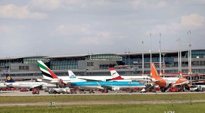 Hamburg: Flüge über Innenstadt, Piste 05/23 gesperrt
