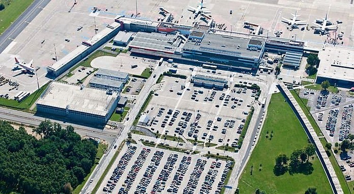 Ausbildungsmesse zu Berufen am Flughafen in Berlin