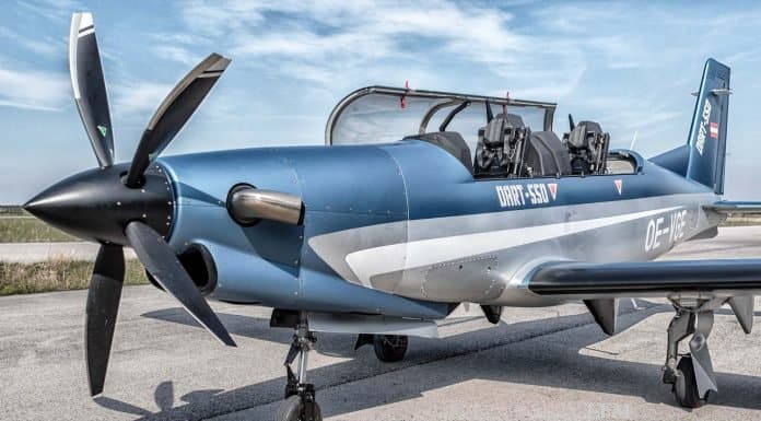 Diamond lässt neues Kunstflugzeug DART-550 abheben