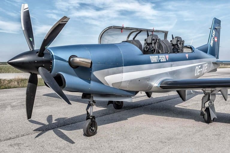 Diamond lässt neues Kunstflugzeug DART-550 abheben