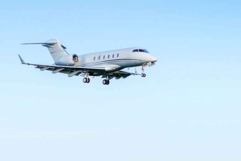 ADS-B, Heavy Maintenance und Repair in Einem für CL300