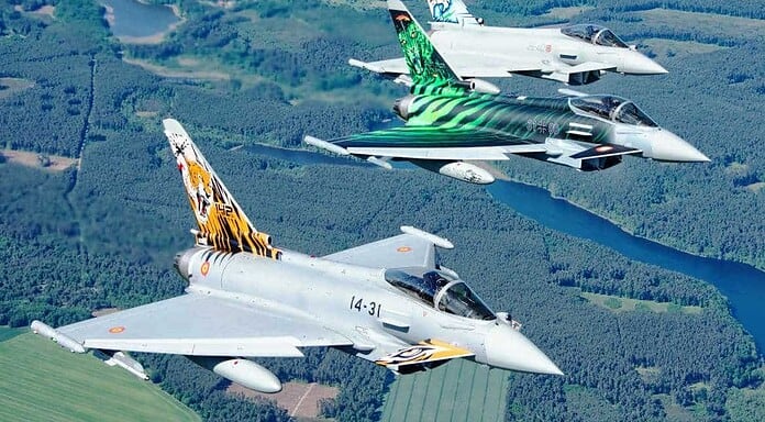 Eurofighter der Luftwaffe fliegen Tiger Meet Award ein
