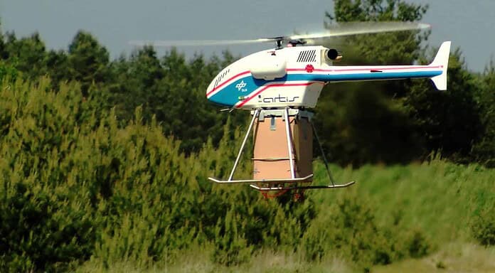 Helikopterdrohne für Abwurf von Hilfspaketen im Test