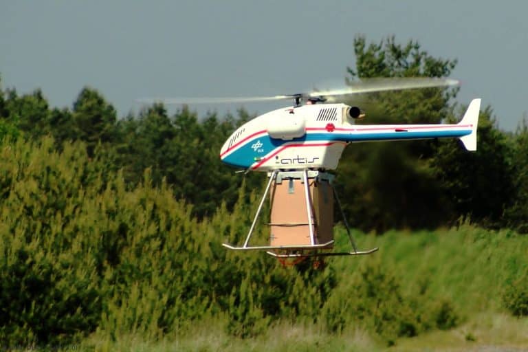 Helikopterdrohne für Abwurf von Hilfspaketen im Test