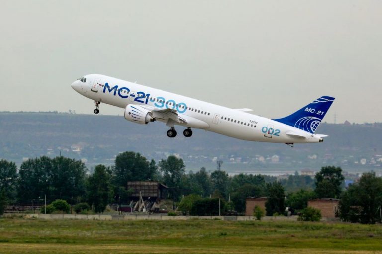 MC-21 fliegt in makelloser Optik