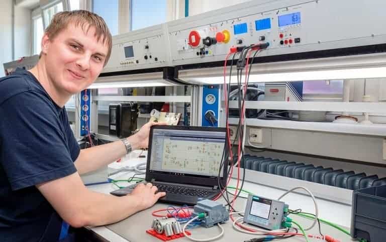 Azubis am Flughafen auf dem Posten