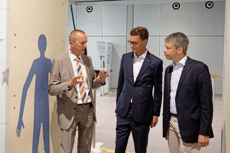 Sicherheitskontrolle komplett in Flughafen-Hand?