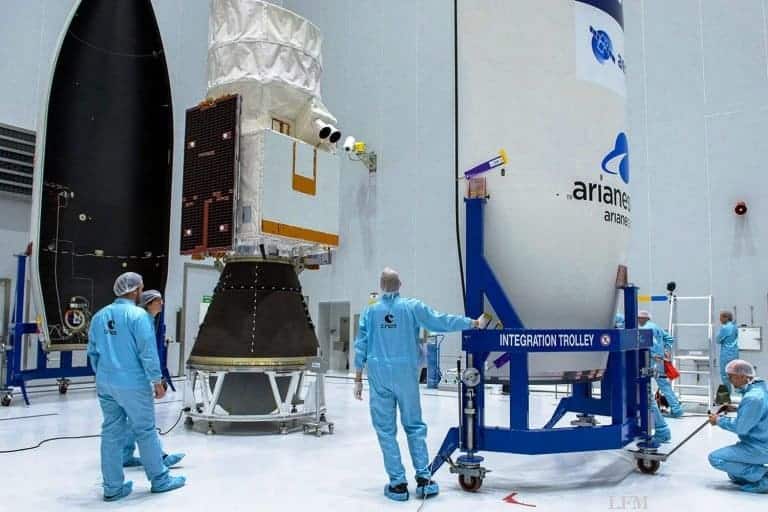 Windsatellit Aeolus auf Kourou in der Starthülle