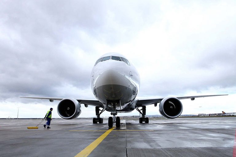 BMW Vision iNEXT im Bauch der LHC Boeing 777F