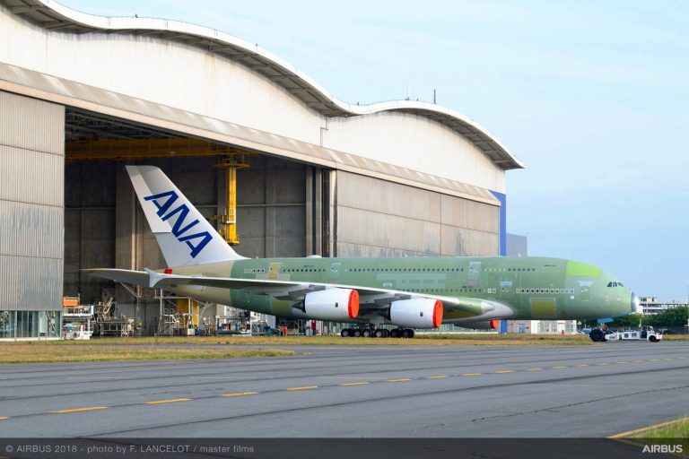 A380 für ANA verlässt erstmals Montagehalle