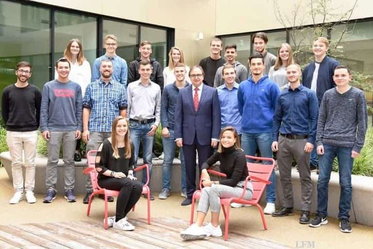 Flughafen-Chef Schoefer bringt Neulinge an den Start