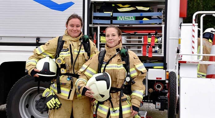Frauen in Flughafenfeuerwehr geben Wasser marsch!