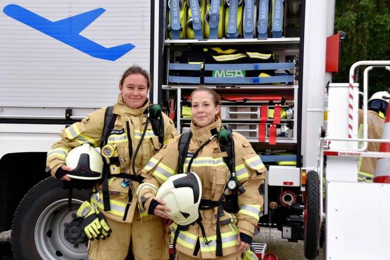 Frauen in Flughafenfeuerwehr geben Wasser marsch!