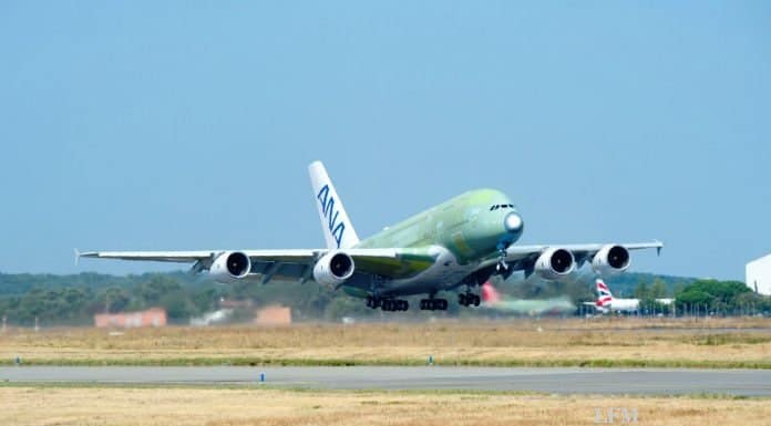 ANAs erste A380 im Jungfernflug nach Hamburg