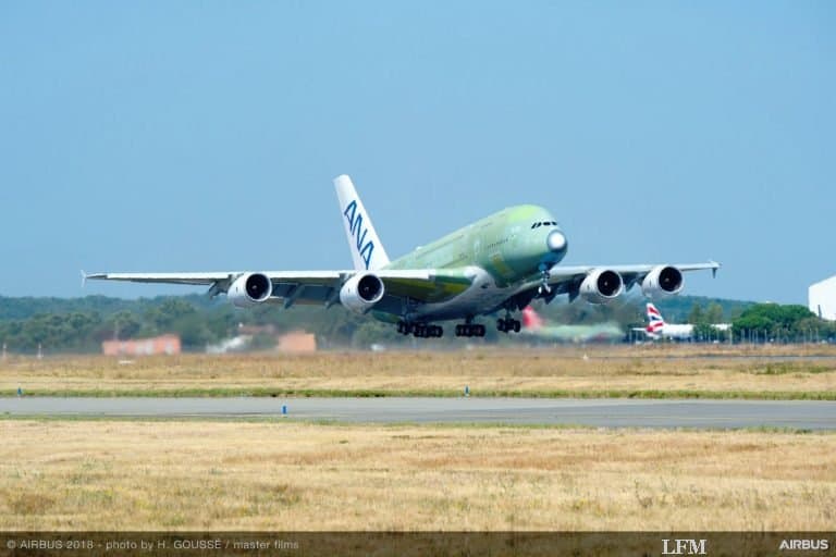 ANAs erste A380 im Jungfernflug nach Hamburg