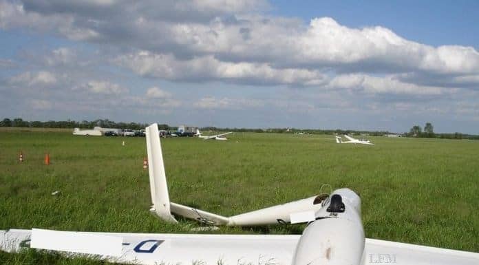 ClubLibelle überschlägt beim Start mit Anschleppseil