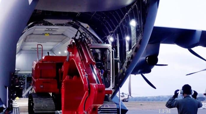 A400M der RMAF bringt Bagger nach Palu