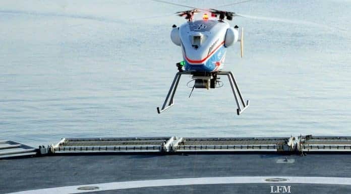 Helikopterdrohne landet mit Magnetanker auf Schiff