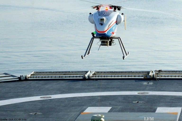Helikopterdrohne landet mit Magnetanker auf Schiff