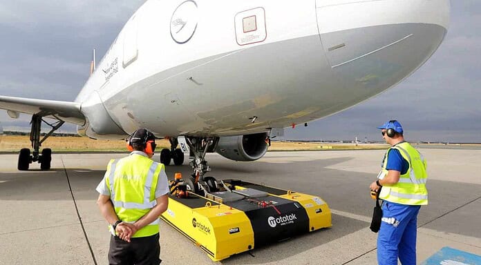 Flugzeuge per Pushback-Fahrzeug ferngesteuert