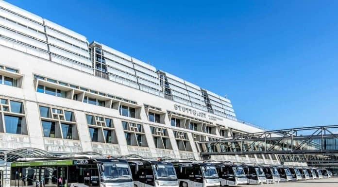 Stromer komplett bei Busflotte auf dem Vorfeld