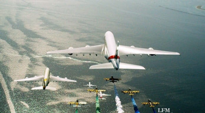 Formationsflug der Airliner über VAE