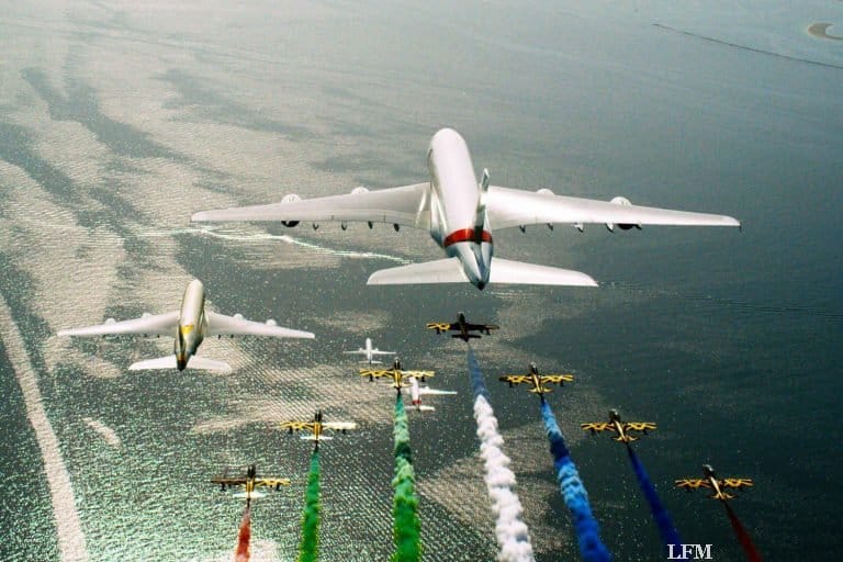 Formationsflug der Airliner über VAE