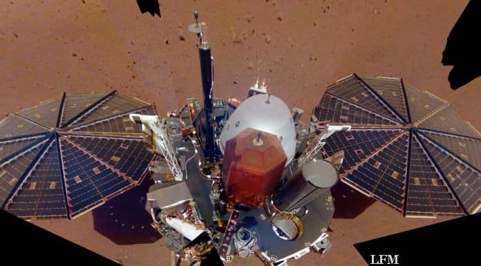 Marslander Insight erkundet Bohrstellen für Maulwurf