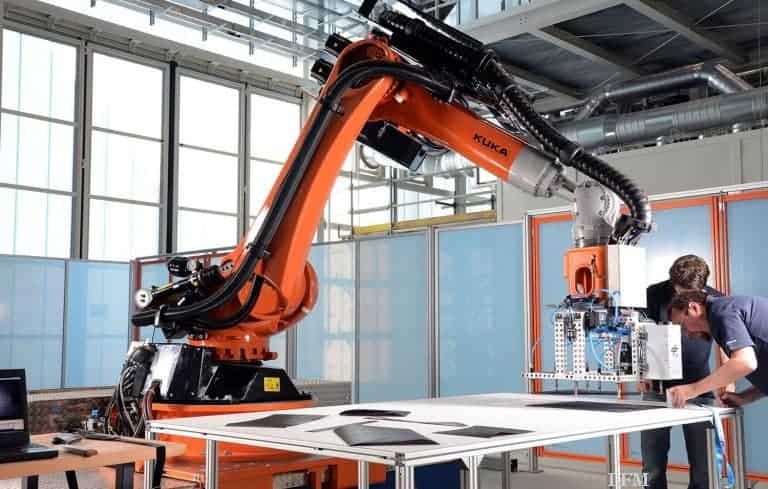 Zentrum für Leichtbau-Produktionstechnologie in Augsburg eröffnet