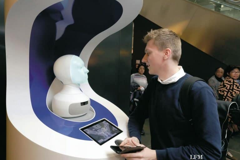 KI-Roboter FRAnny antwortet Reisenden am Fraport
