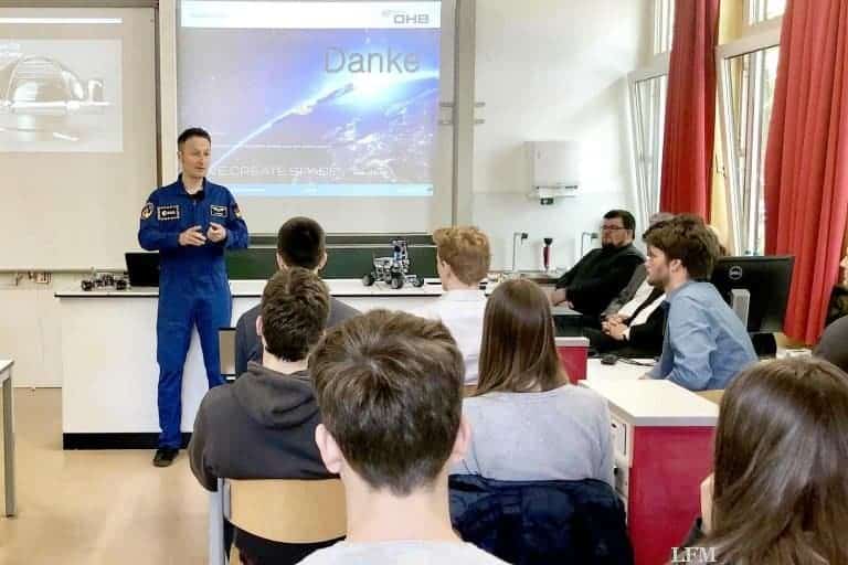 Astronaut Matthias Maurer macht Schulunterricht