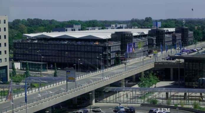 Handyparken auf Kurzeit-Parkflächen am Flughafen Hannover
