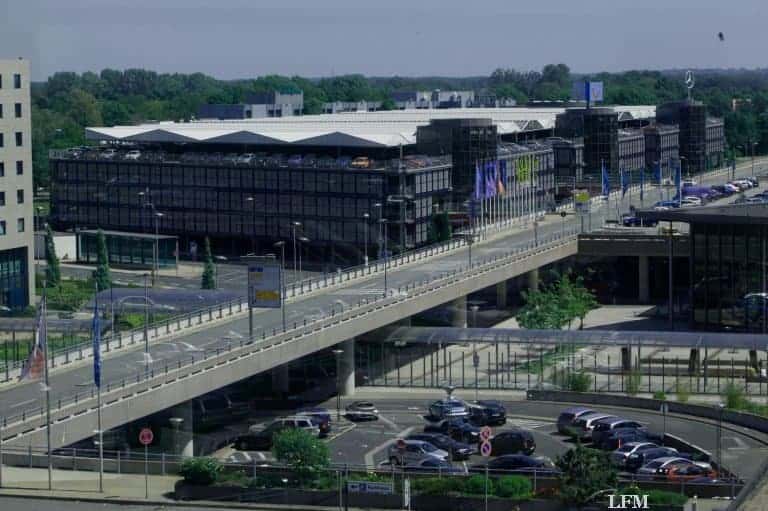 Handyparken auf Kurzeit-Parkflächen am Flughafen Hannover