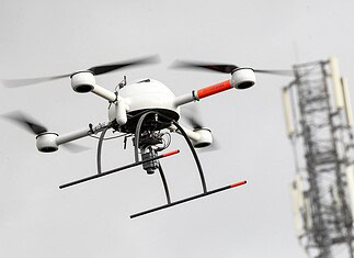 Flugsicherheit bei Drohnen durch Ortung über Mobilfunk