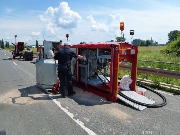 Fraports Flughafenfeuerwehr hilft gegen Elbhochwasser