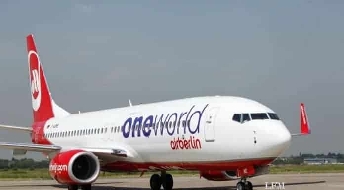 Boeing 737-800 mit oneworld-Lackierung in DUS