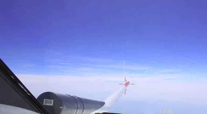 Luftlöcher vor dem Flugzeug mit Laser messen