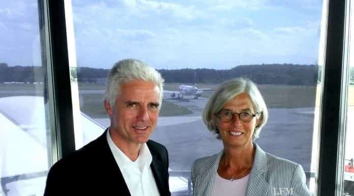 Lübecks Airport-Chef Jürgen Friedel empfängt Alexandra Dinges-Dierig