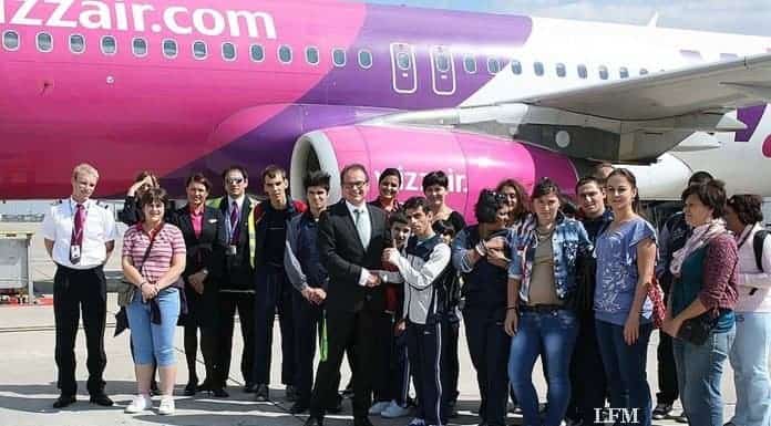 Flughafen Dortmund begrüßt Kinder aus Mazedonien