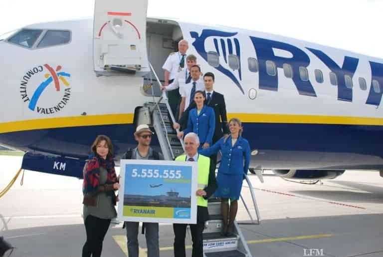 Raynair feiert 555.555. Passagier in Lübeck