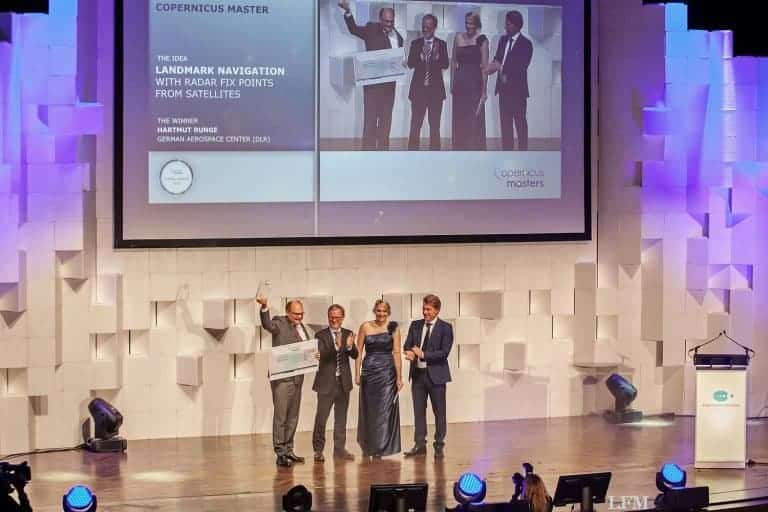 Navigation zentimetergenau für Fahrzeug und Flugzeug