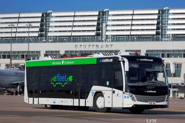 Elektro-Bus für Passagiere am Flughafen Stuttgart