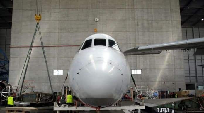 Auszubildende zerlegen Lufthansa Vickers Viscount 814