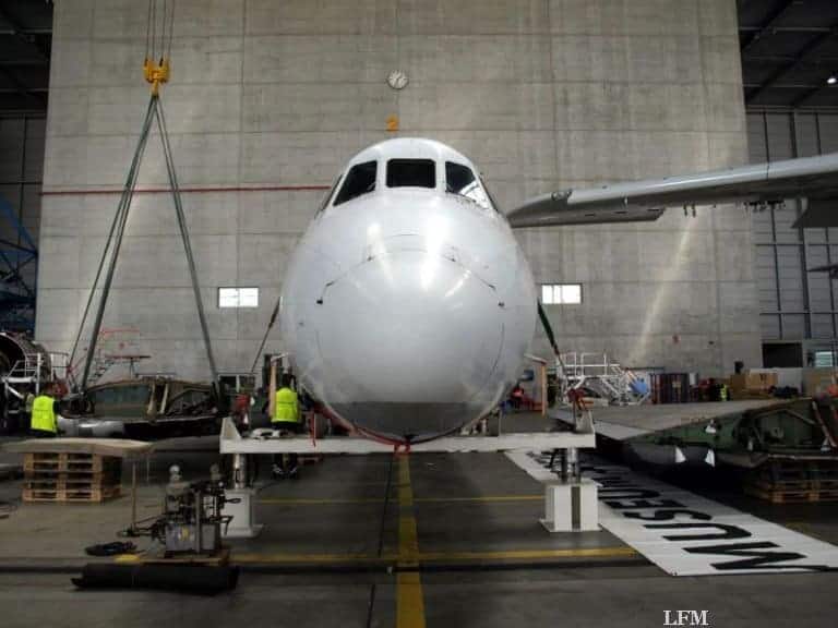 Auszubildende zerlegen Lufthansa Vickers Viscount 814