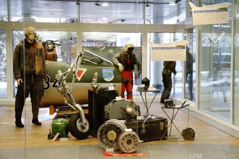 Starfighter-Cockpit und Flughafen-Ausstattung des Allgäu Airport ausgestellt