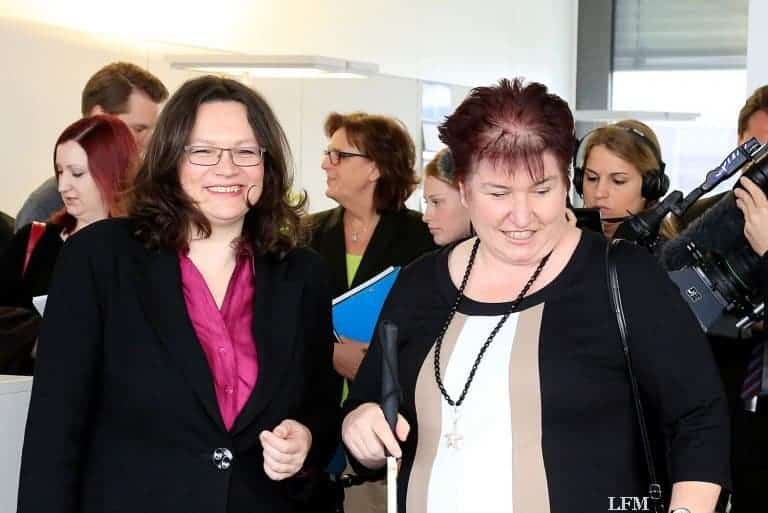 Andrea Nahles besucht Angestellte mit Behinderung am Flughafen Frankfurt