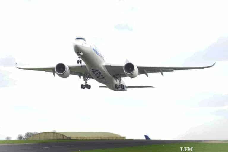 Airbus A350 XWB erlebt ersten Touchdown auf britischem Boden